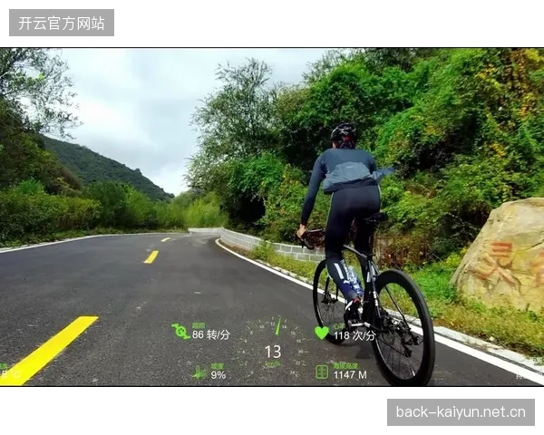 自行车选手以蛇形走位化解包夹